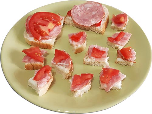 Mini sandvisuri cu salam pentru copii
